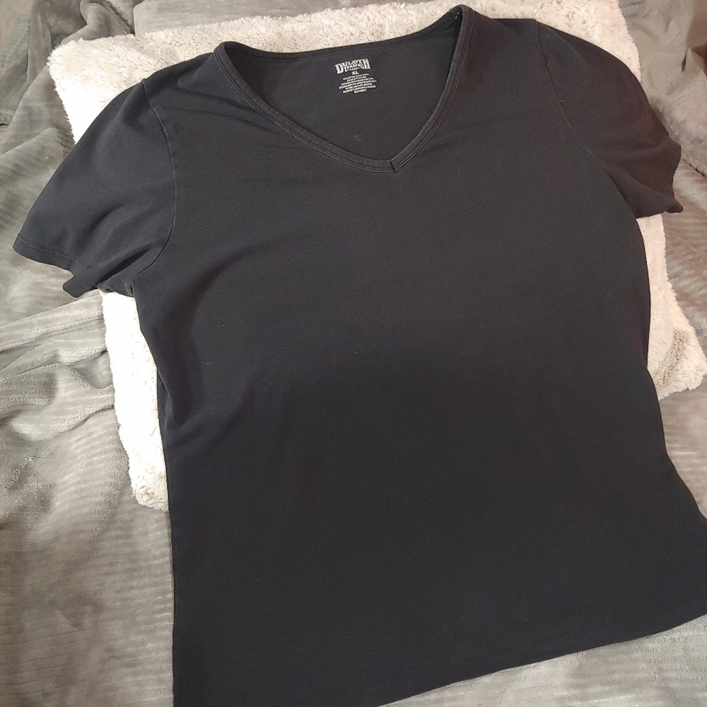 Duluth Trading V neck tee 5/$10
